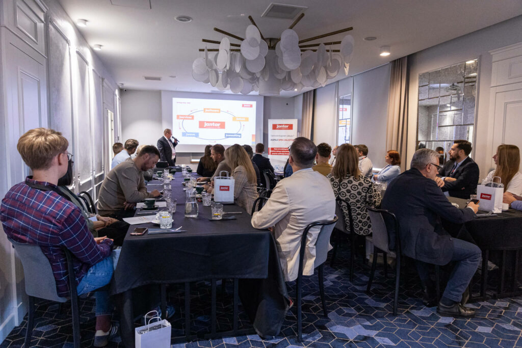 goście przy stołach na Śniadaniu dla piekarni, cukierni i kawiarni Jantar